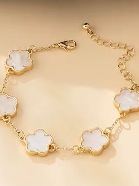 Elegant Gold and White Clover Link Bracelet